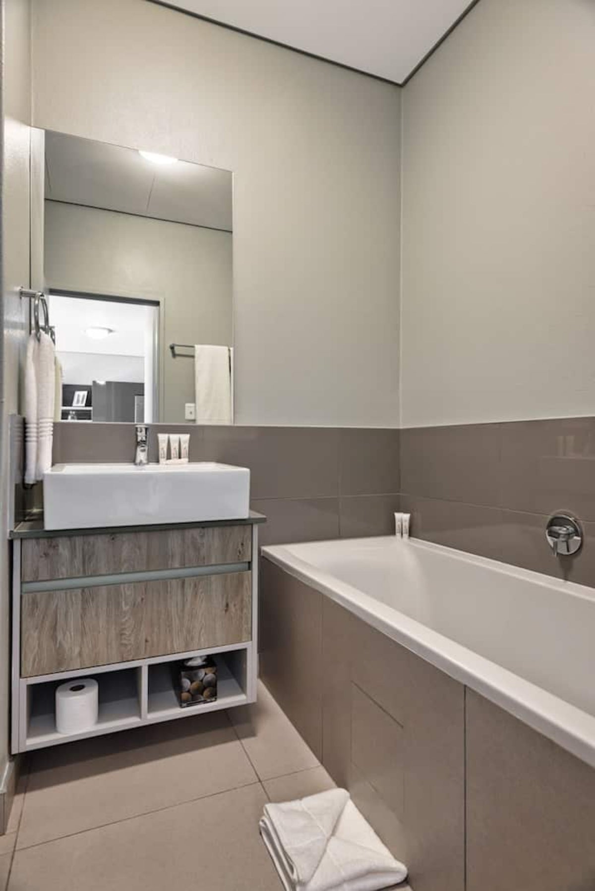 Sea Point Contemporary Living 1 Bed Apartment